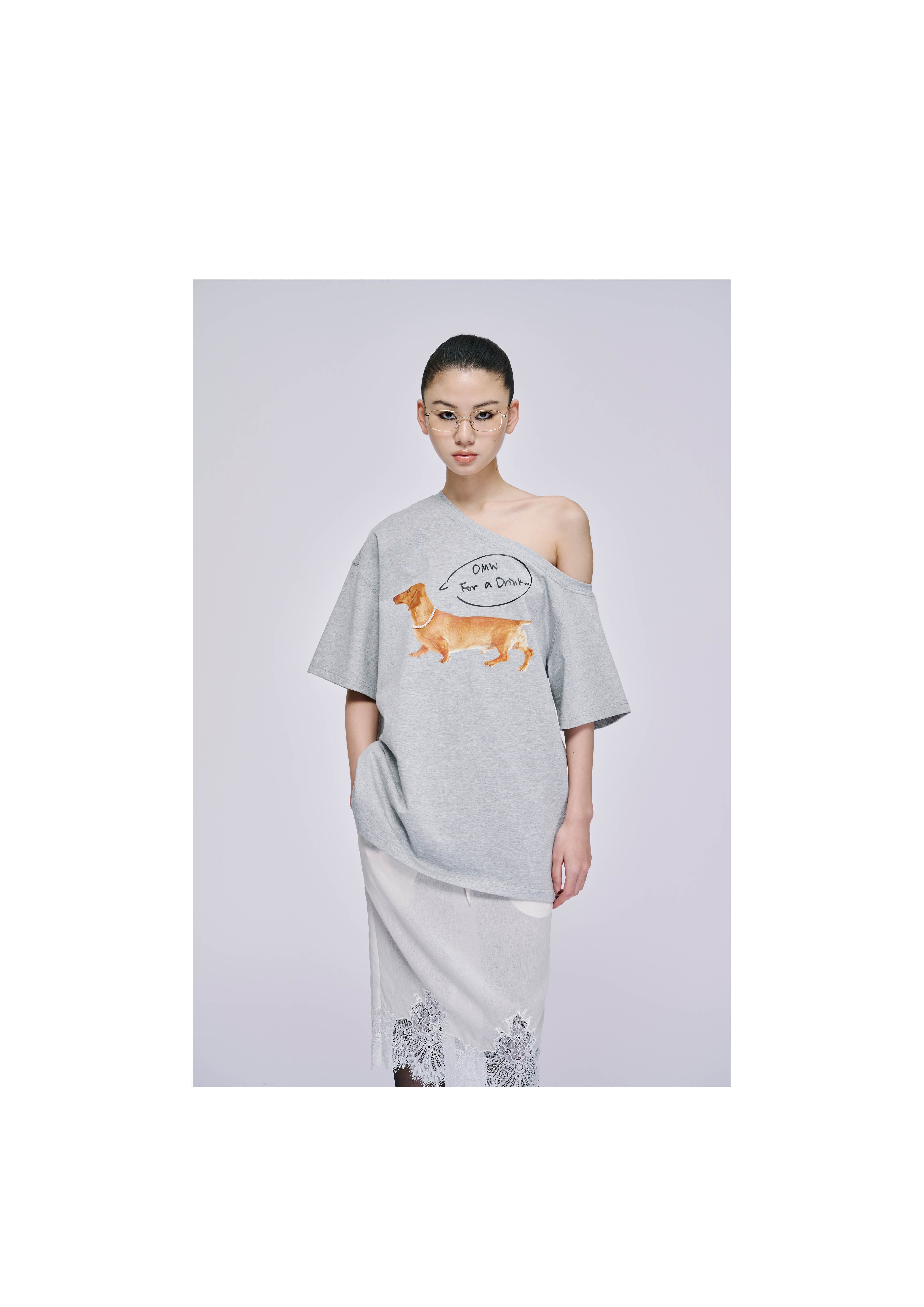 Off-the-shoulder Doggy T-shirt | Markgong