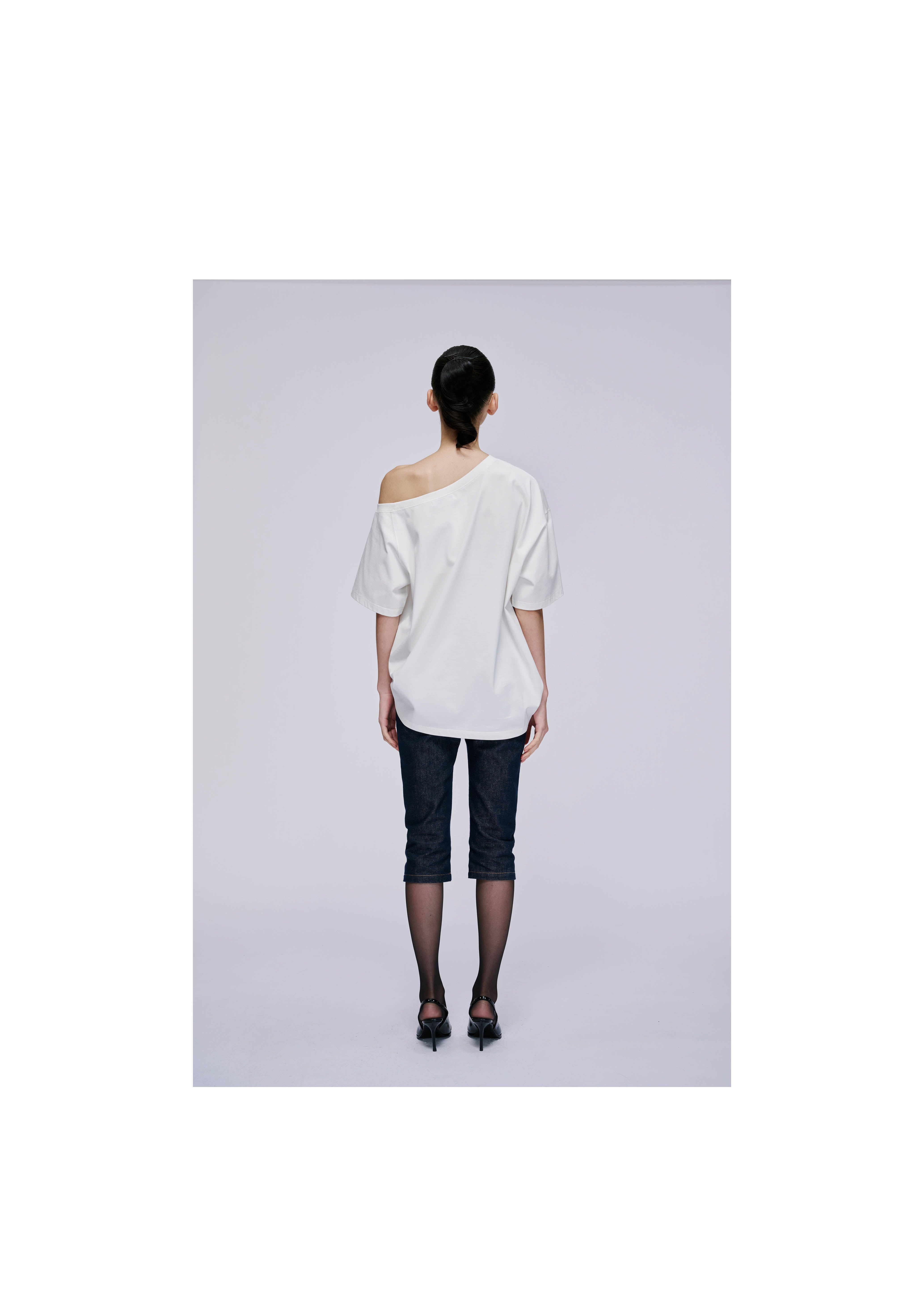 Off-the-shoulder Doggy T-shirt